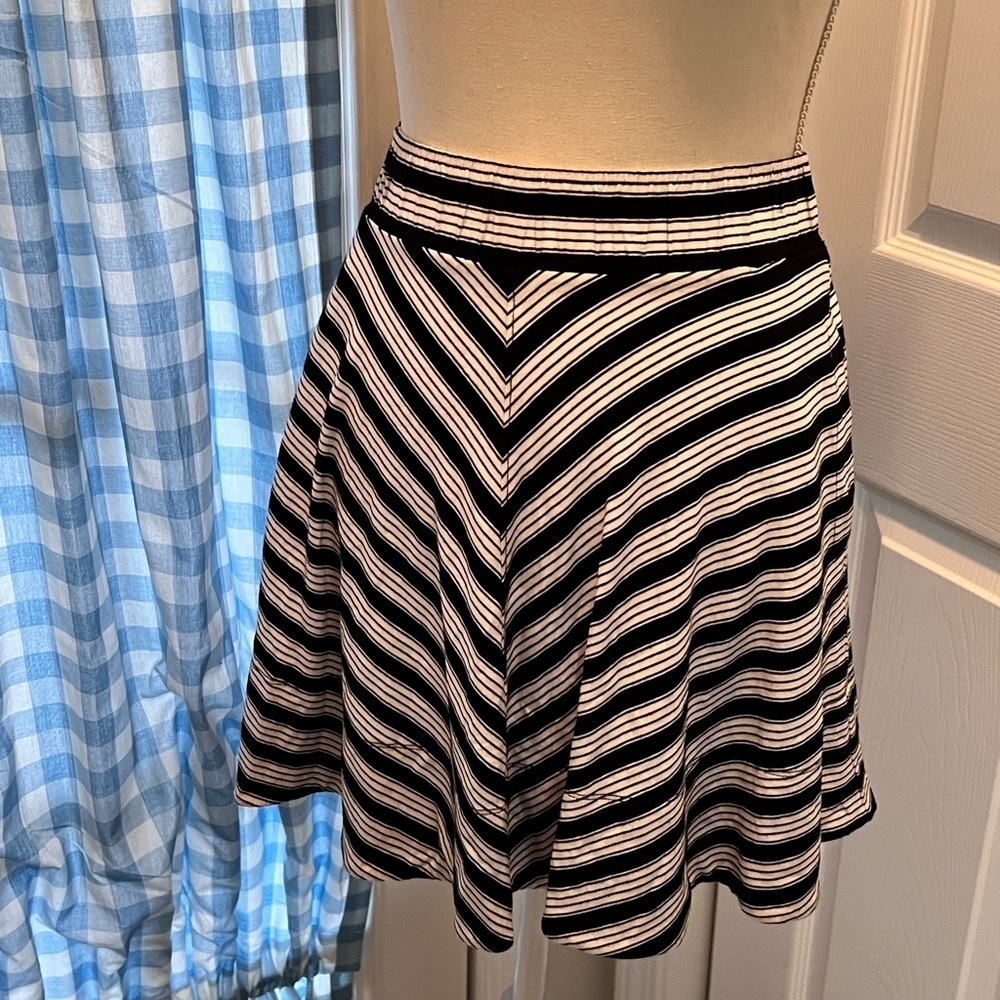 Loft black and white skirt elastic waist band with pockets size XXS